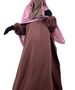 Abaya Manches Bouffantes Taupe Rose x Maxi Hijab Rose Parme by Oummi Abi Moi