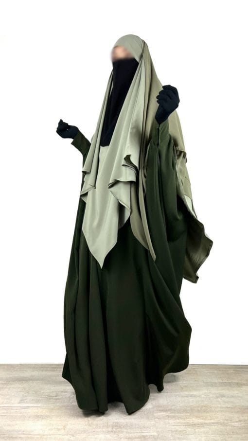 Abaya-Saoudienne-Kaki-x-Khimar-3-Voiles-Olive-x-Half-Niqab-Noir-x-Gants-Tactiles-Sans-Fleurs-Noir-By-Oummi-Abi-Moi