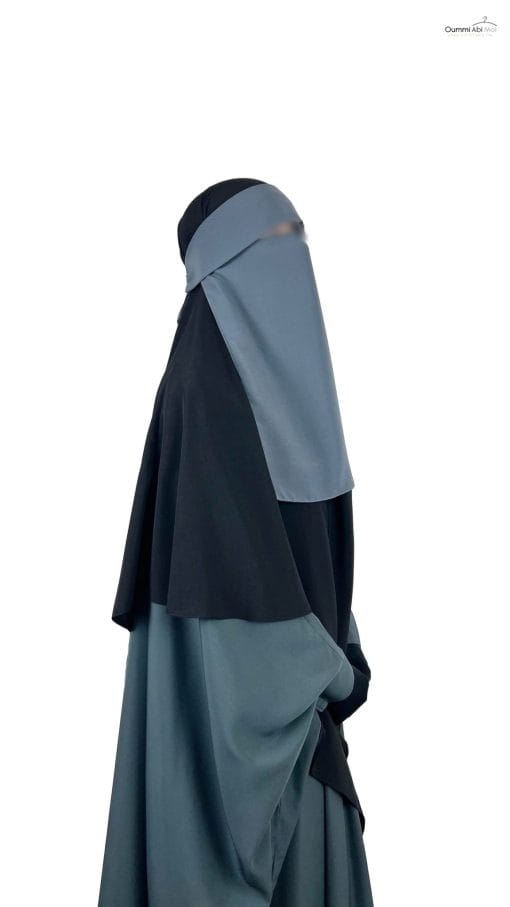 Niqab Saoudi Casquette Gris Foncé x Abaya Saoudienne Gris Foncé x Maxi Khimar Classique Noir by Oummi Abi Moi