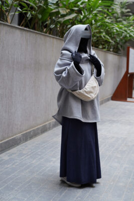 Pull Saby Gris x Jupe Portefeuille Denim Collection Hiver Molleton Sweat by Oummi Abi Moi