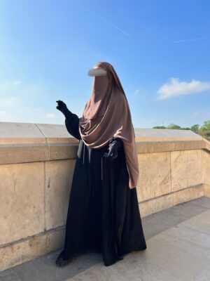 Abaya Manches Bouffantes Noir x Maxi Hijab XXL by OAM Taupe Nude Oummi Abi Moi